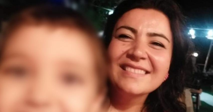 İzmir’de PTT çalışanı Berran Özen Kırmızıgül, posta dağıtımı sırasında beyin