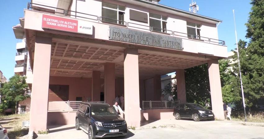 İzmir’in Karabağlar ilçesinde bulunan ve depreme dayanıksız raporu olmasına rağmen