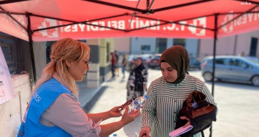 İzmit Belediyesi, kentte KPSS'ye giren vatandaşlara okul önlerinde stant açarak