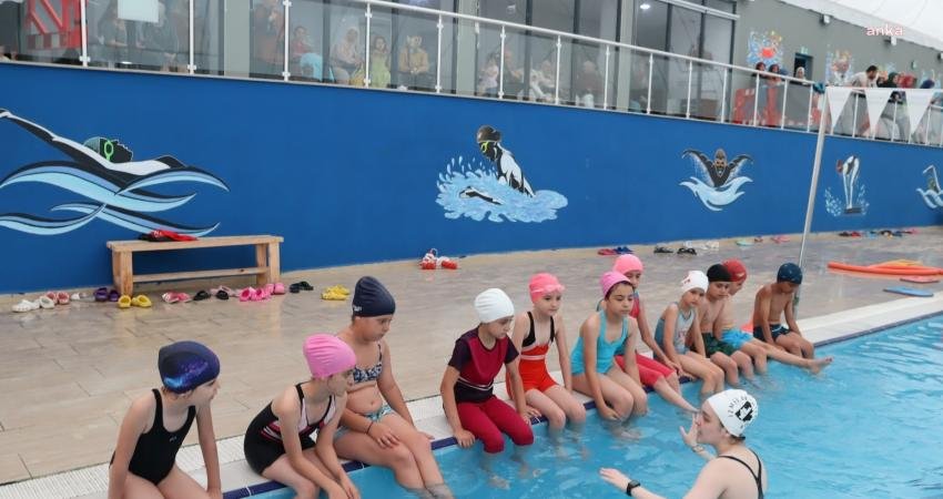 İzmit Belediyesi Spor İşleri Müdürlüğü tarafından yürütülen ‘Yüzme Bilmeyen Kalmasın