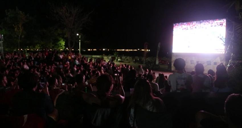 Kadıköylüler, Filenin Sultanları’nı Dev Ekrandan İzledi Kadıköylüler, Türkiye A Milli Kadın Voleybol Takımı’nın ABD Milli Takımı’yla