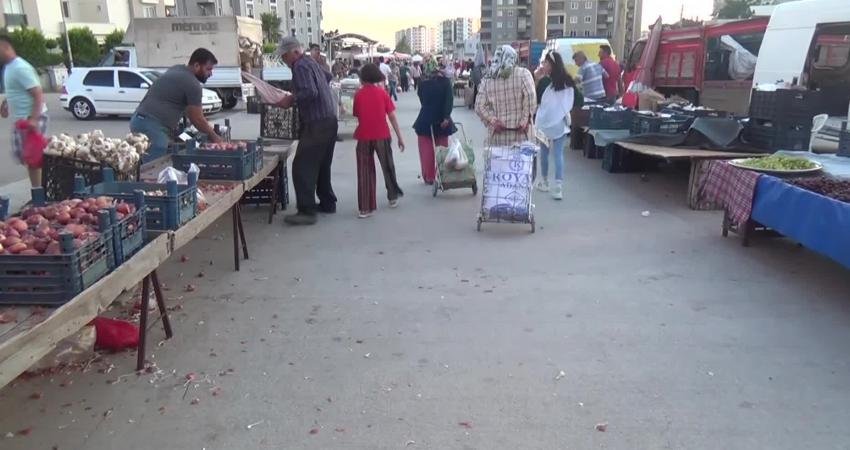 Osmaniye’nin Kadirli ilçesindeki semt pazarında vatandaşlar pahalılıktan, pazar esnafı ise