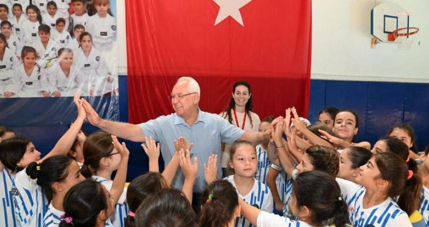Karabağlar Belediyesi, 15 spor merkezi 12 branşta düzenlediği yaz spor