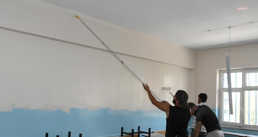 Karabağlar Belediyesi, ilçede acil ihtiyaç duyulan okullarda bakım-onarım çalışması yapıyor.