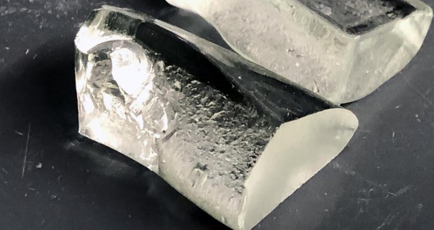 Araştırmacılar karbon ayak izini yarıya indiren ve normal cama göre