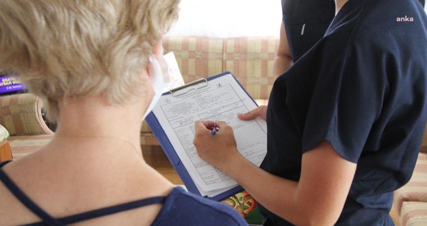 Karşıyaka Belediyesi’nin Evde Sağlık Destek Merkezi (ESDEM), uzman kadrosuyla Karşıyakalı