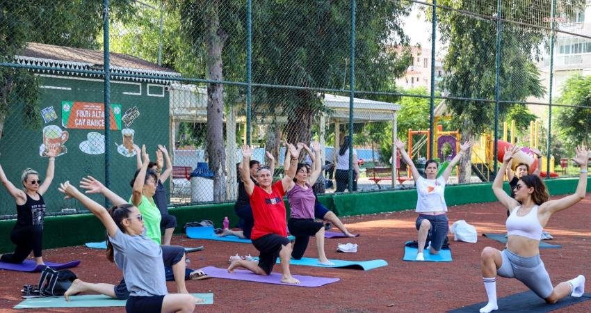 Karşıyaka Belediyesi, açık havada spor etkinliklerini yaz aylarında da sürdürüyor.