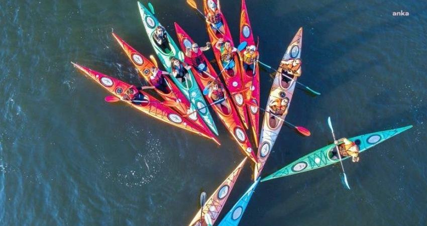 Karşıyaka’da Kano Kursları Devam Ediyor Karşıyaka Belediyesi’nin Tahir Secder Akıncı Su Sporları Merkezi’nde düzenlediği kano