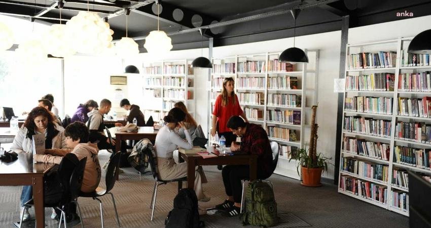 Karşıyaka’da Yurttaşlar Kütüphanelerden Ücretsiz Yararlanıyor Karşıyaka Belediyesi’nin okuma alışkanlığını desteklemek, kaynak erişimini kolaylaştırmak üzere yürüttüğü