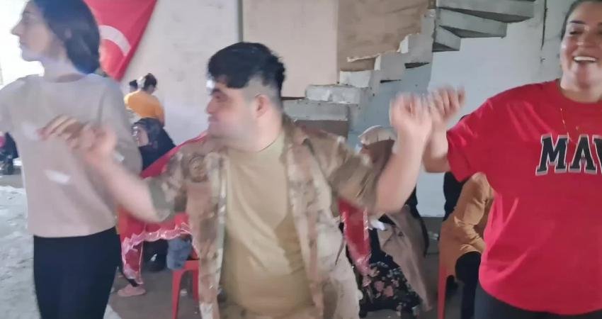 Kars’ta Down Sendromlu Doğukan Taş’ın Askerlik hayali düzenlenen asker kınası