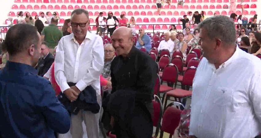 Karsu, TEV’in Eğitimde Fırsat Eşitliği İçin Düzenlediği Gecede Çeşme’de Sahne Aldı İzmir Büyükşehir Belediye Başkanı Tunç Soyer, eğitimde fırsat eşitliği için