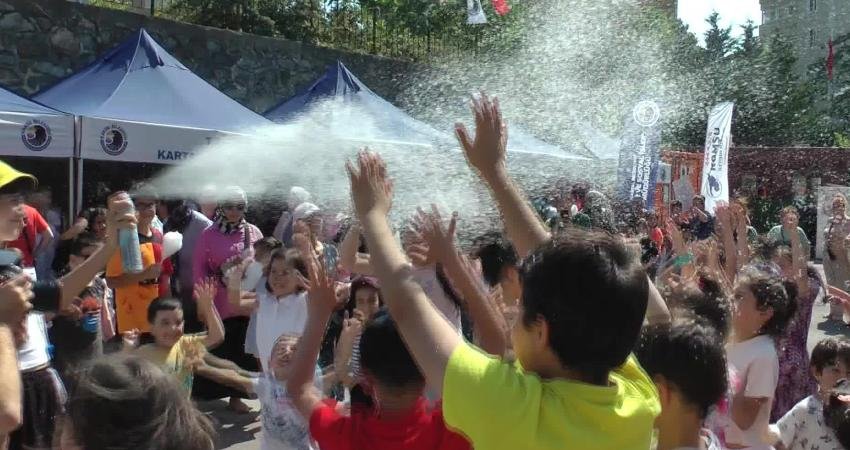Yaz tatiline giren çocuklar, Kartal Belediyesi tarafından düzenlenen ‘Mahalle Şenliği’
