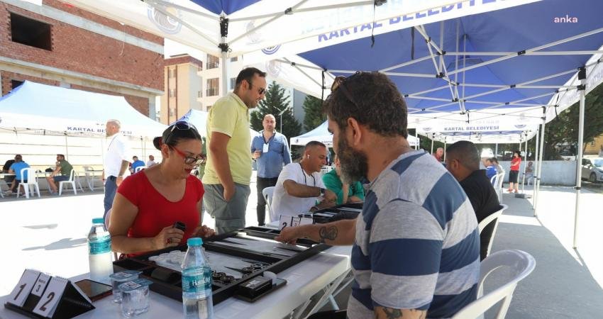 Kartal’da 2. Tavla Turnuvası Yapıldı Kartal Belediyesi tarafından bu yıl 2'ncisi gerçekleştirilen Tavla Turnuvası rekabet
