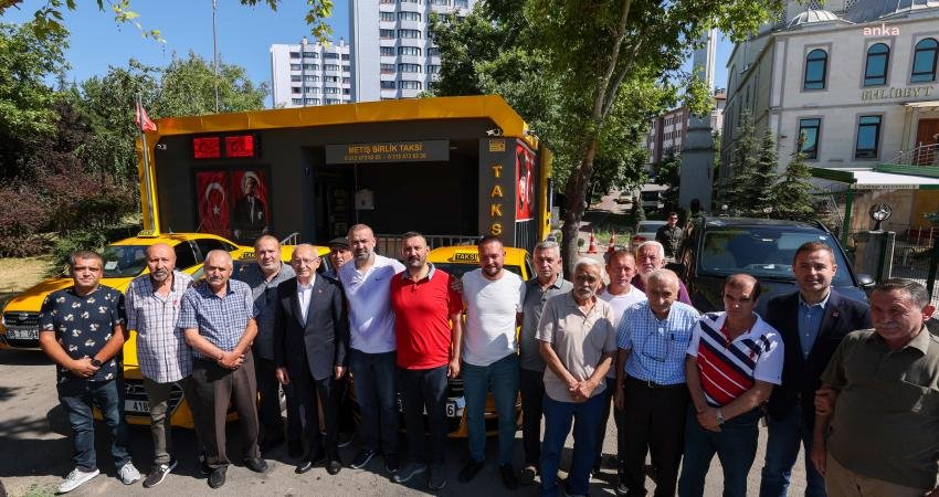 CHP Genel Başkanı Kemal Kılıçdaroğlu, Ankara’da bir taksi durağını ziyaret