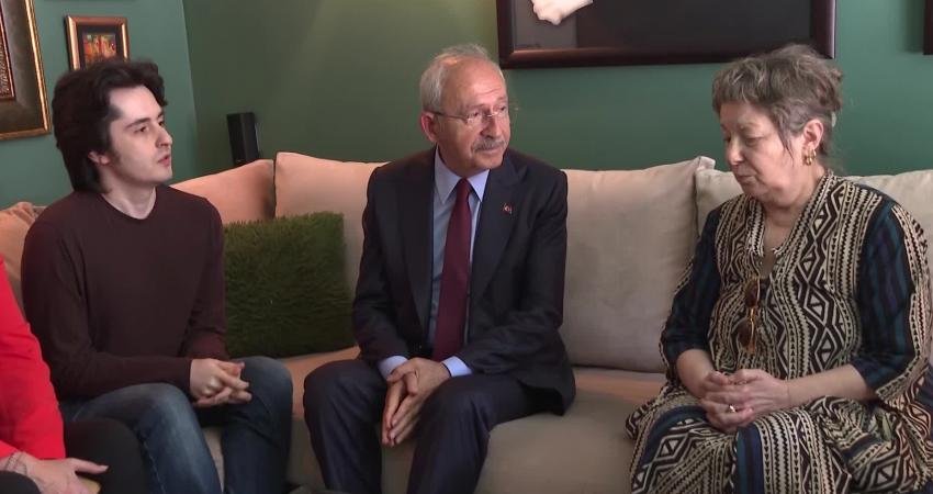 Kemal Kılıçdaroğlu’ndan Sanatçı Özkan Uğur’un Ailesine Taziye Ziyareti CHP Genel Başkanı Kemal Kılıçdaroğlu, hayatını kaybeden sanatçı Özkan Uğur’un
