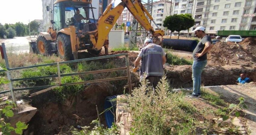 Bir yandan sıcak asfalt, sathi kaplama, kaldırım, kilitli parke ve