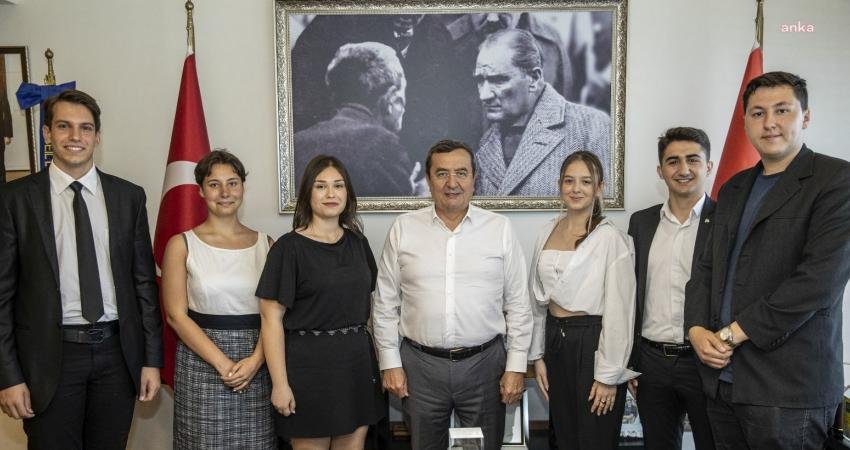 Konak Belediyesi Gençlik Meclisi yönetimini konuk eden Başkan Abdül Batur,