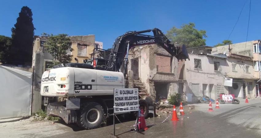 Konak Belediyesi Fen İşleri Müdürlüğü'ne bağlı yıkım ekipleri, Kocakapı Mahallesi’nde