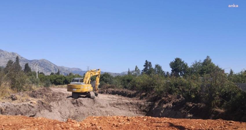 Konyaaltı ilçe merkezindeki yol ve kaldırımlarda yapım ve onarım çalışmalarını