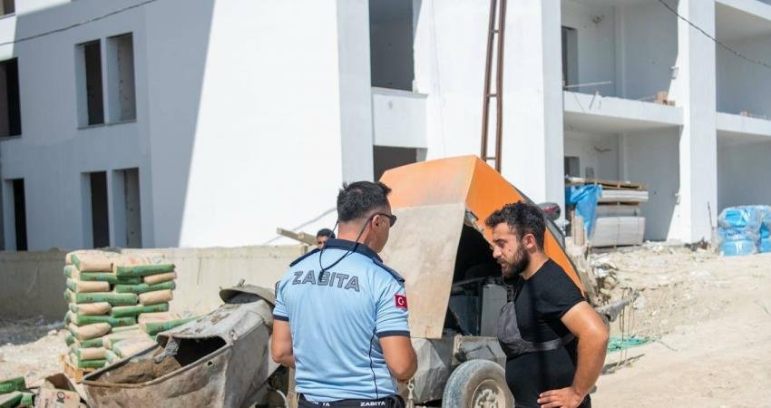 Kuşadası Belediyesi, kentte inşaat yasaklarına uymayan firmalara yönelik gerçekleştirdiği denetimlerine