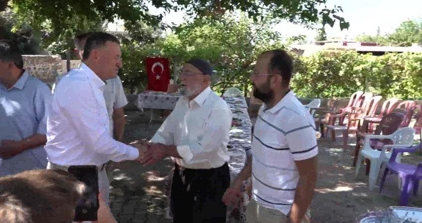 Hatay Büyükşehir Belediye Başkanı Lütfü Savaş, Hassa ilçesinde, vatandaşlarla buluştu.