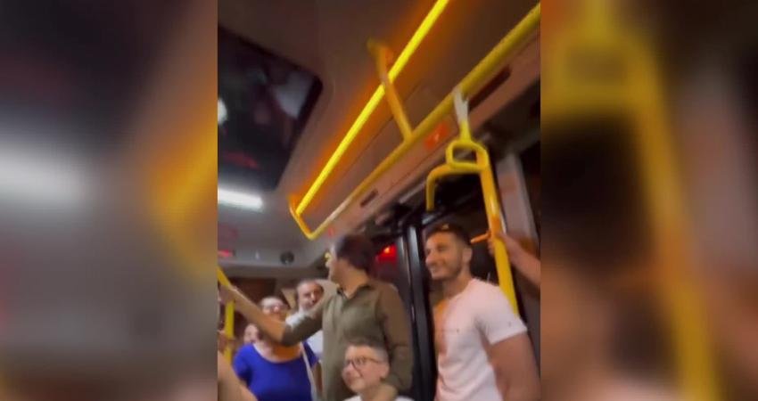 Konser için İzmir’e gelen ünlü sanatçı Mahsun Kırmızıgül, arkadaşları ile