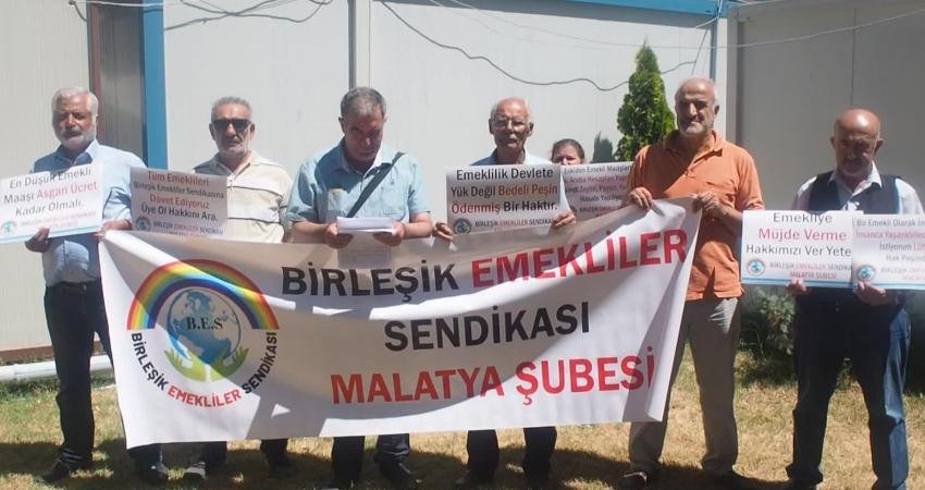 Malatyalı Emekliler: “Et Alamıyoruz, Beslenemiyoruz” Birleşik Emekliler Sendikası üyesi emekliler, Malatya’da, dün; emekli maaşlarına yapılan