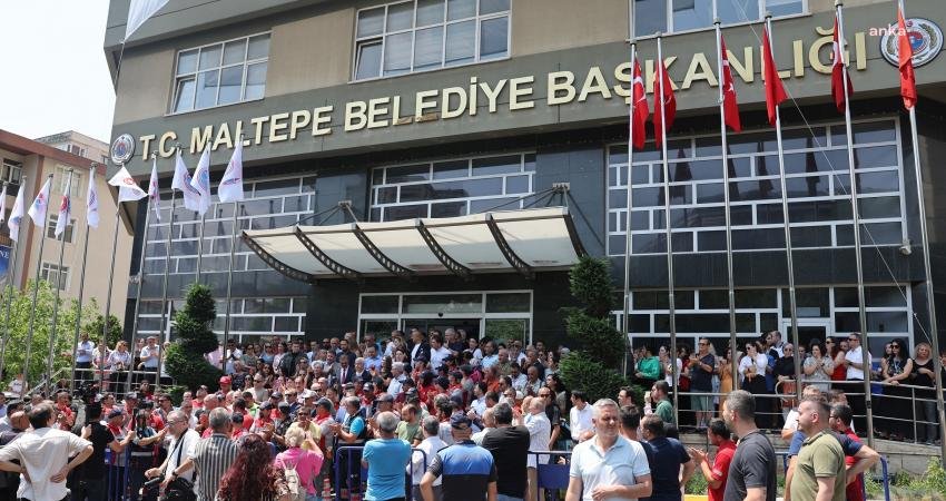 Maltepe Belediyesi emekçileri, belediye binasına düzenlenen silahlı saldırıyı protesto etti.