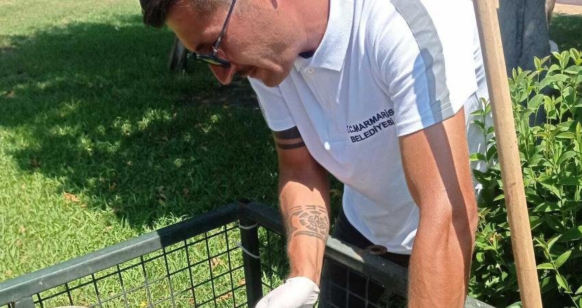 Hava sıcaklığının 40 derecelere ulaştığı Marmaris’te Belediye ekipleri, 188 noktada