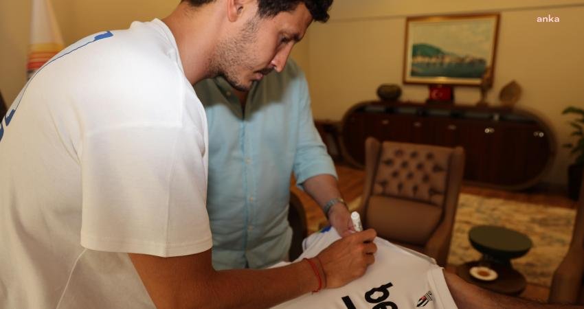 Beşiktaş forması giyen Marmarisli futbolcu Salih Uçan, Marmaris Belediye Başkanı