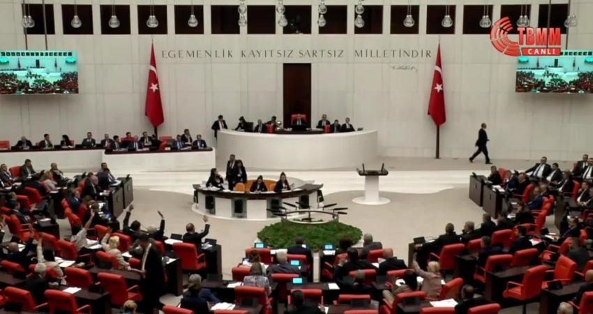 Memur Emeklilerinin Aylıklarına Yüzde 25 Artış Yapan Düzenleme TBMM Genel Kurulu’nda Kabul Edildi TBMM Genel Kurulu’nda, memur emeklilerinin aylıklarında artış öngören düzenleme, muhalefetin