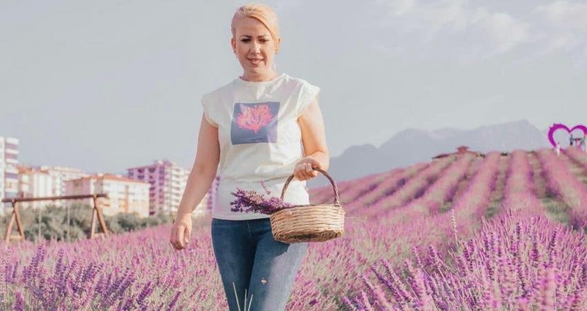 Merkezefendi Belediye Başkanı Doğan, Hasat Öncesi Lavanta Bahçesi’ni Ziyaret Etti Merkezefendi Belediye Başkanı Şeniz Doğan, hasat zamanı yaklaşan Lavanta Bahçesi’ni