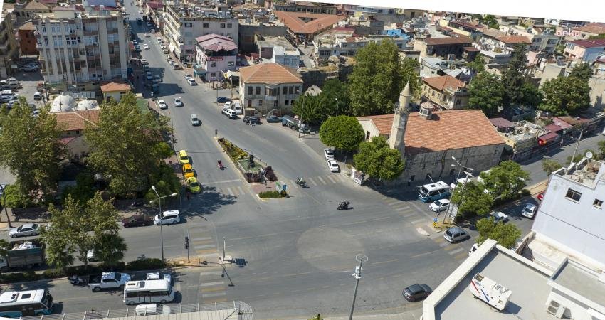 Mersin Büyükşehir Belediyesi, Tarsus’ta ‘Kentsel Tasarım ve Yenileme Projesi’ni Başlatıyor Tarsus’un araç ve yaya trafiğinin yoğun olarak aktığı güzergahlarda, Mersin