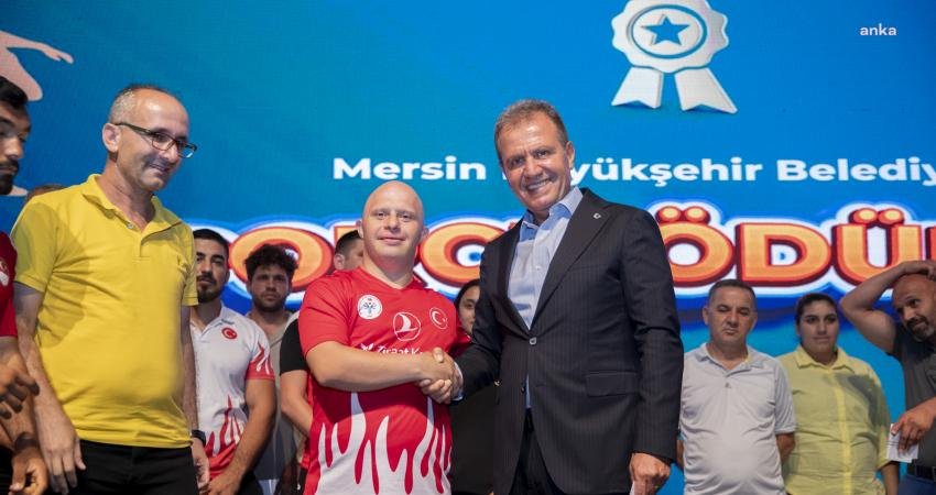 Mersin Büyükşehir Belediyesi, başarılı sporcu ve antrenörleri ödüllendirmeye devam ediyor. “Sporcu