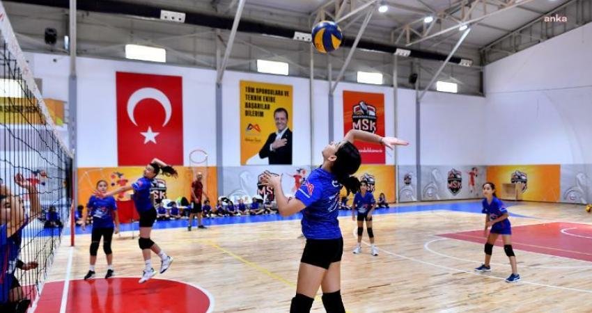 Mersin Büyükşehir’in Voleybol Kursu Yaz Döneminde de Devam Ediyor Mersin Büyükşehir Belediyesi Gençlik ve Spor Hizmetleri Dairesi bünyesinde verilen