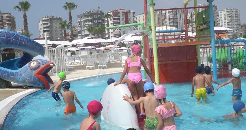 Okulların tatile girmesiyle yeniden açılan Mezitli Belediyesi Su Dünyası, vatandaşlardan