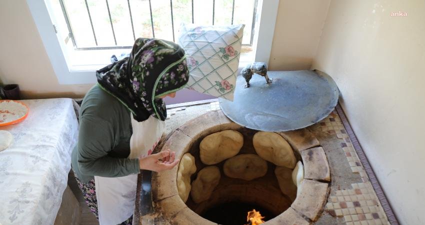 Mezitli Belediyesi’nin Tandır Evi’nde Doğal ve Yöresel Ekmek Üretiliyor Mezitli Belediyesi’nin Akdeniz Mahallesi’nde hizmete açtığı Tandır Evi’nde, üretici kadınlar