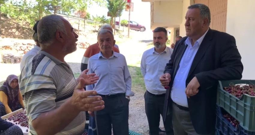Niğdeli Kiraz Üreticisi: “Geçen Sene 4 Kilogram Verip Çalıştırdığım İşçiye Şu Anda 40 Kilogram Kiraz Verip Çalıştırmak Zorundayım” CHP Niğde Milletvekili Ömer Fethi Gürer, Niğde’de çiftçilerin sorunlarını dinledi.