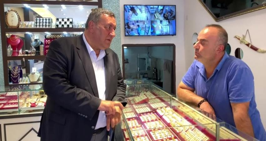 Niğdeli Kuyumcu Uyardı: “Düğünlerin Vazgeçilmezi Olan Çeyrek Altın, Yerini Gram Altına Bıraktı. Ancak Gram Altınlarda da Sahte Ürünlerin Piyasada Dolaşımda Olduğu Biliniyor” Niğdeli kuyumcu, kendisini ziyaret eden CHP Niğde Milletvekili Ömer Fethi