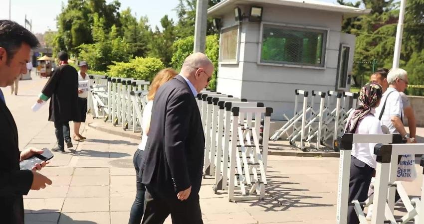 Öldürülen Müzisyen Onur Şener Davasını Takip Eden Ümit Özdağ: “Toplumsal Bir Cinnet Sürecinden Geçerken Onun Yansımasını Görüyoruz” Müzisyen Onur Şener’in sahne aldığı eğlence mekanında öldürülmesi ile ilgili