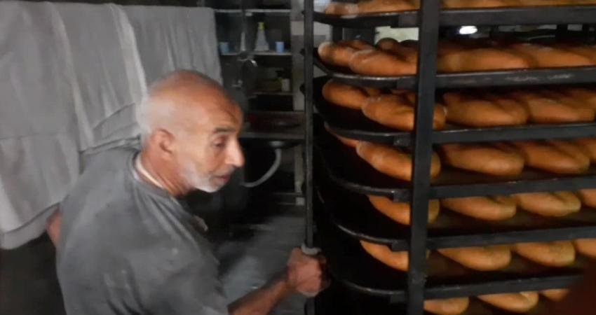 Osmaniye’de Ekmeğe Yapılan Zamma Vatandaş Tepki Gösterdi: “Bir Ekmek Alıyorduk Onu da Alamaz Olduk” Osmaniye'nin Kadirli ilçesinde Gıda Maddeleri Esnaf Odası'nın girdi fiyatlarındaki maliyetler