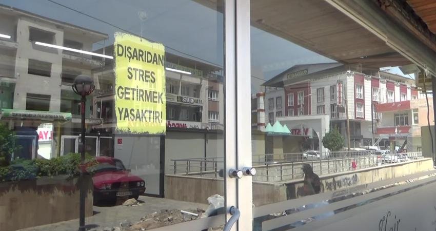 Osmaniye’de 20 yıldır berberlik yapan Turgay Güneş, iş yerinin kapısına