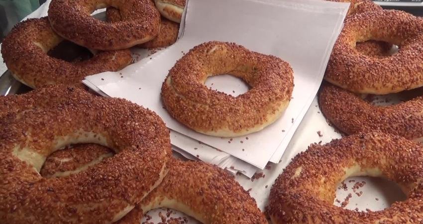 Osmaniye’nin Kadirli ilçesinde yıllardır simit satarak geçinen Yalçın Türkmenoğlu, insanların