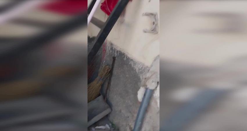 Osmaniye'de yaşayan bir vatandaş, lağım sularının evinin önünde biriktiğini belirtti.