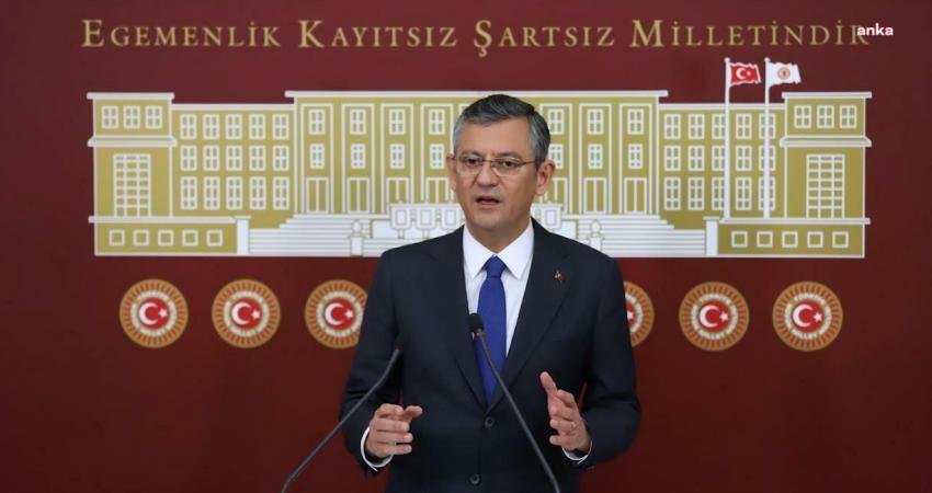 Özgür Özel: “86 Milyon Geçim Sıkıntısı Çekerken, Erdoğan Kendi Maaşını 40 Bin TL Artırarak 140 Bin TL’ye Yükseltiyor” CHP Grup Başkanı Özgür Özel, “Emeklilerin maaşını sadece yüzde 25