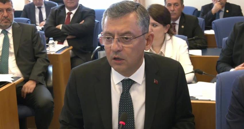 Özgür Özel: “İlk Düğme Yanlış İliklenirse, Sonraki Düğmeleri Ne Kadar Doğru İliklerseniz İlikleyin Sonucun Düzgün Olması Mümkün Değil” CHP Grup Başkanı Özgür Özel, ek bütçe kanun teklifinin görüşüldüğü