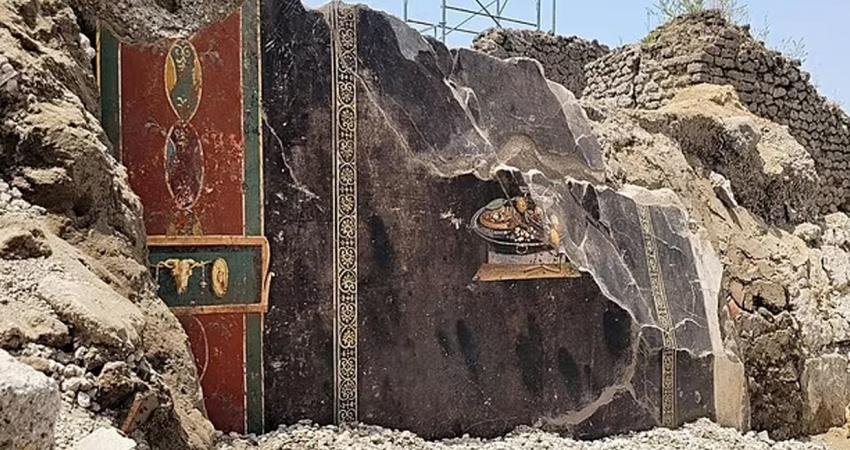 Arkeologlar, Pompeii'deki eski bir evin duvarında İtalyan pizzasının atasını tasvir