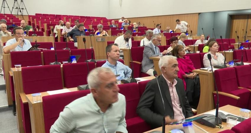 İzmir Büyükşehir Belediyesi’nin Temmuz ayı olağan meclis toplantısı öncesinde Prof.