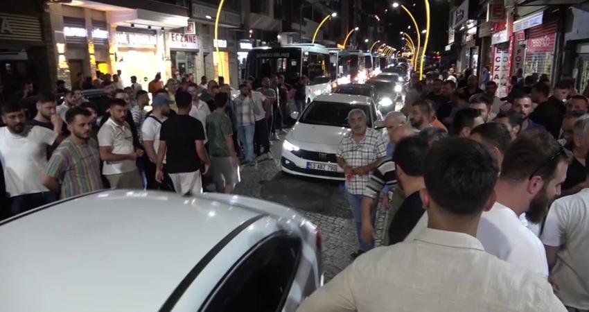 Rize’de, Zam İsteyen Minibüsçüler Kooperatifi Başkanı ile AKP’li Meclis Üyesi Arasında Tartışma Çıktı, Kooperatif Başkanı Gözaltına Alındı, Minibüsçüler AKP Önünde Eylem Yaptı Rize’de şehir içi minibüs şoförlerinin, minibüs ücretlerine zam talebinin görüşüldüğü