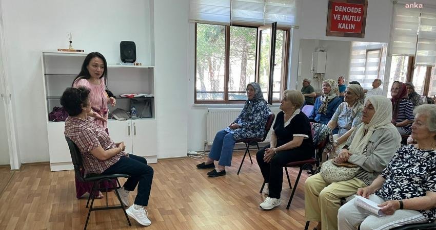 Safranbolu Belediyesi’nin Aktif Yaş Alma Merkezi’nde düzenlenen etkinlikte yaşam terapisti